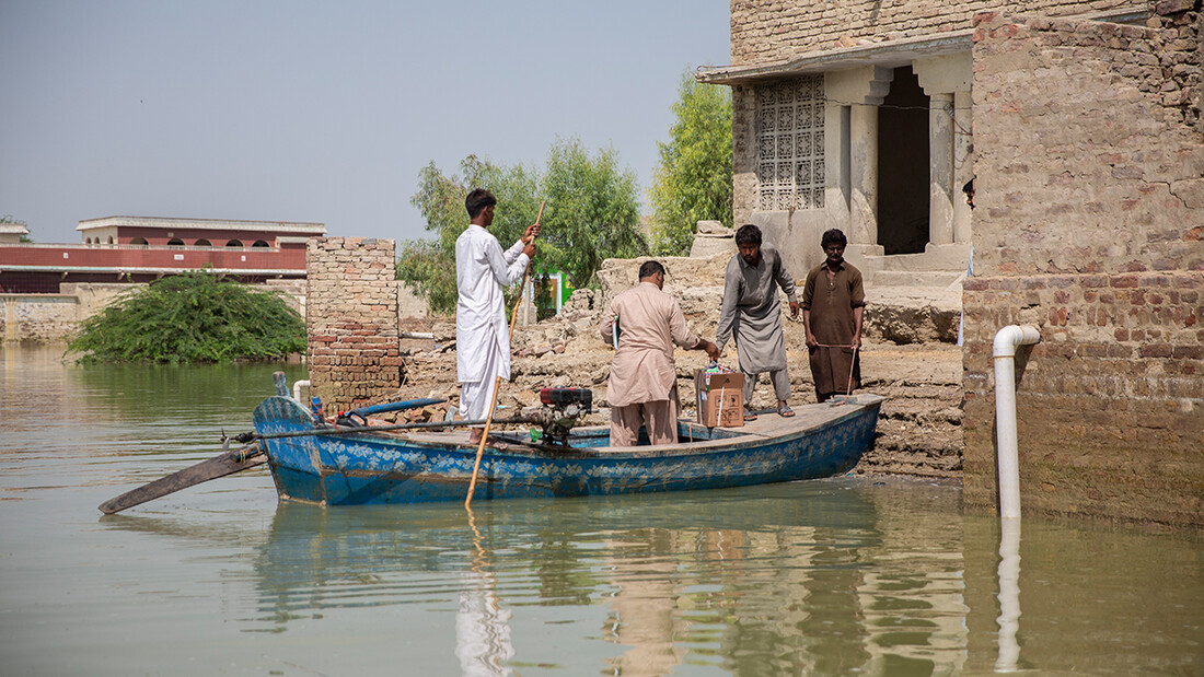 Boot in überschwemmten Gebiet in Pakistan