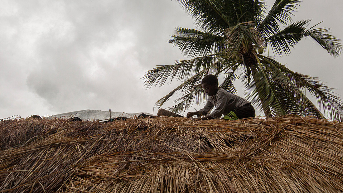 Vor dem Zyklon «Freddy» verstärkt Manuel das Dach seines Hauses. 