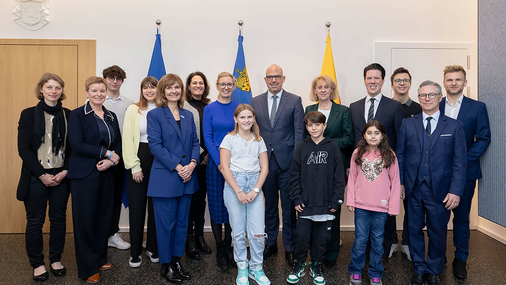 The members of the government with the young Liechtensteiners and the representatives of UNICEF Switzerland and Liechtenstein.
