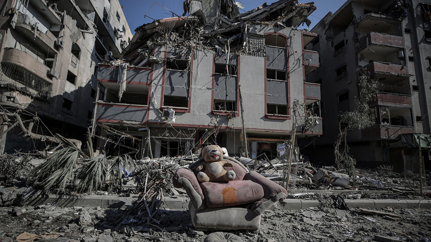 Ein Kuschelntier inmitteln von Trümmern im Gazastreifen