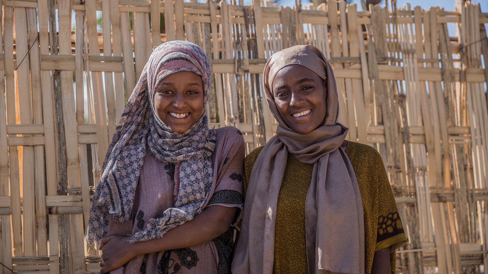 Zwei Mädchen aus Äthiopien schauen in die Kamera.