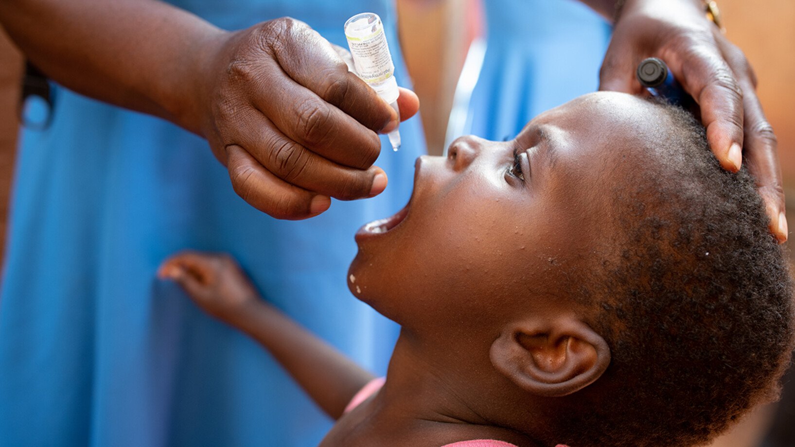Ein junges Mädchen erhält in Malawi eine Dosis des oralen Polio-Impfstoffs. 