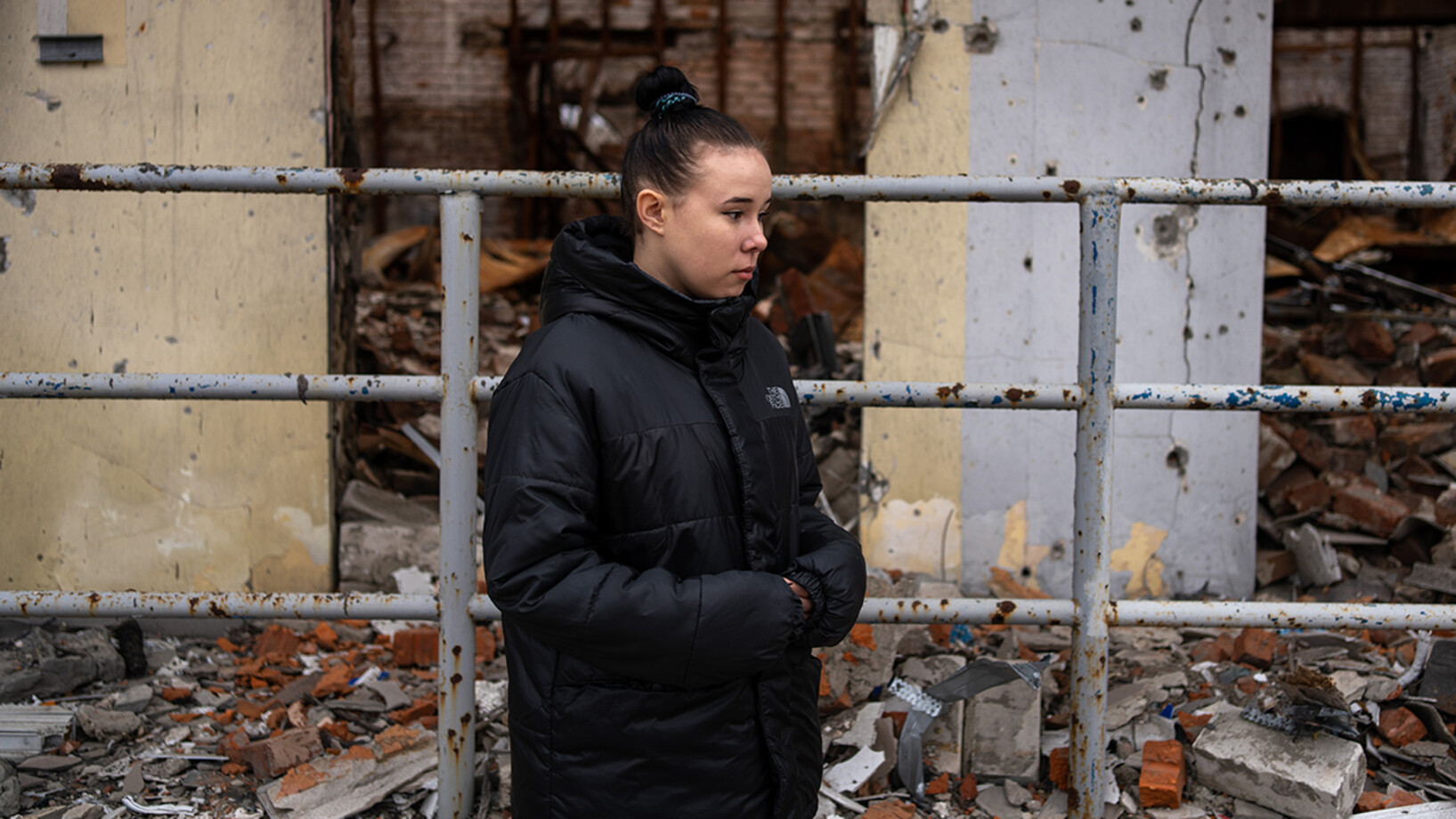 Die 15-jährige Nastia steht vor einem von Kugeln durchbohrten Gebäude.
