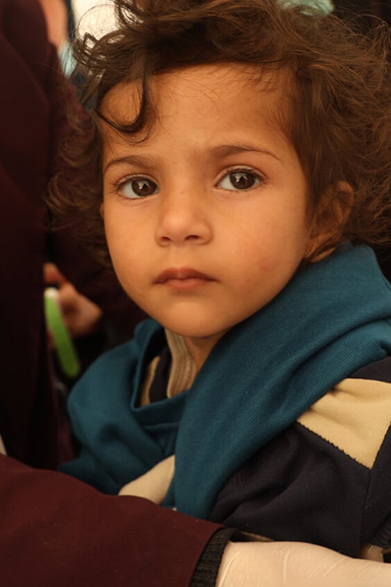 Ein Mädchen wird in Gaza auf Mangelernährung untersucht.