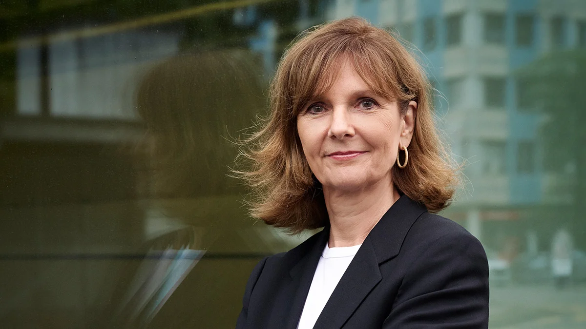 Bettina Junker, CEO UNICEF Schweiz posiert mit verschränkten Armen für ein Portrait Bild