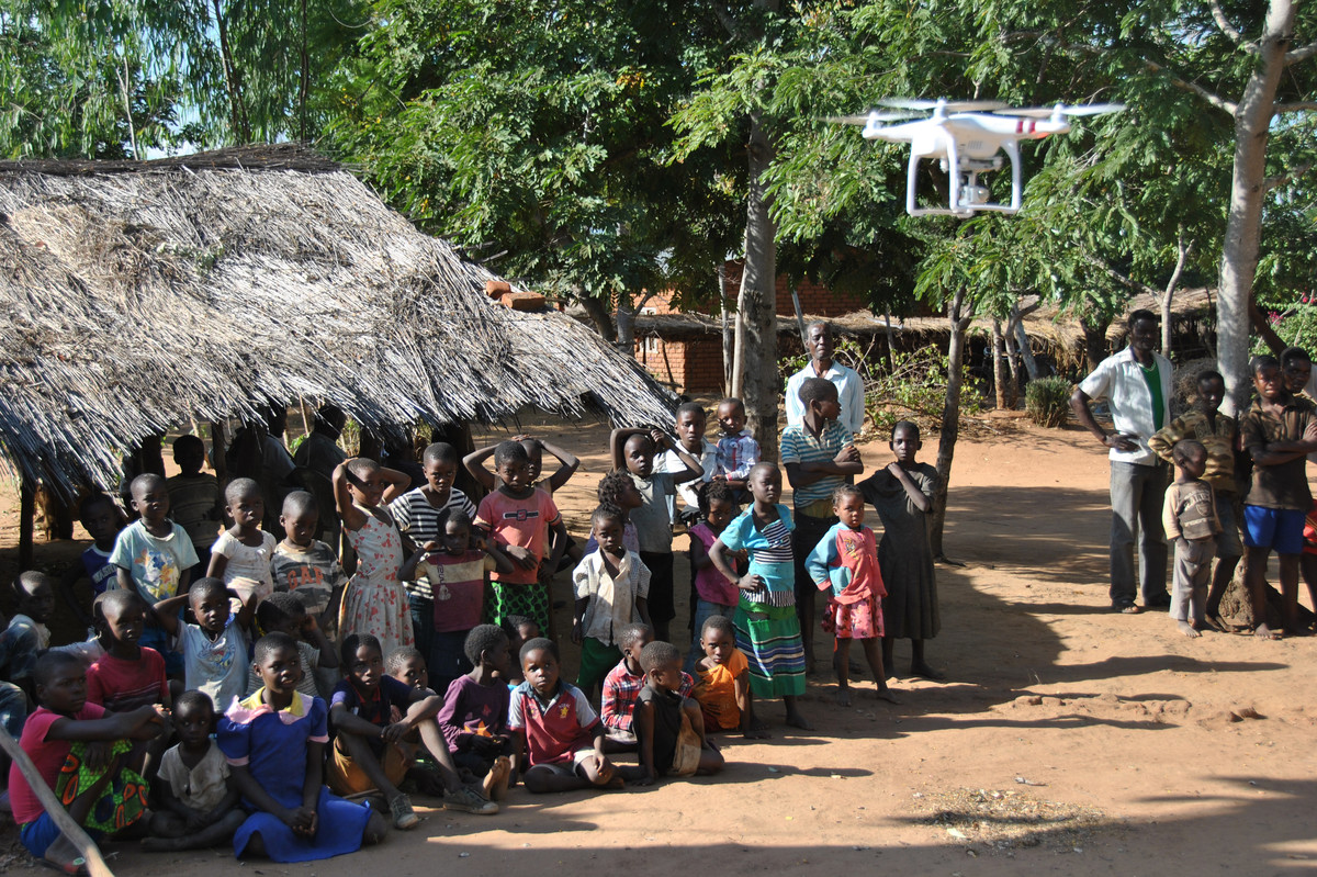 Drohne vor einer Kindergruppe