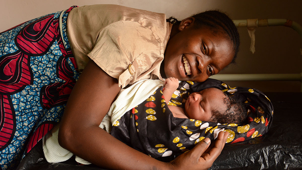 Mutter mit Neugeborenem in Malawi