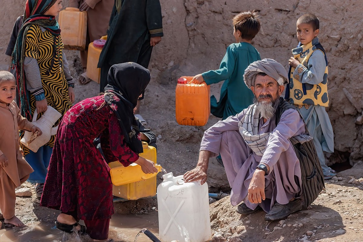 Weil es im Vertriebenenlager in Herat nur die wenigsten Unterkünfte einen Wasseranschluss gibt, holen diese Kinder täglich mit Kanistern Trinkwasser für ihre Familien.