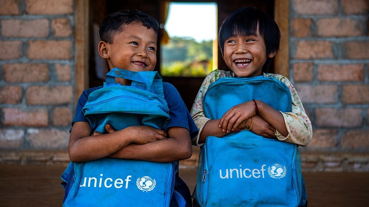 Schüler mit UNICEF-Rucksäcken in Myanmar