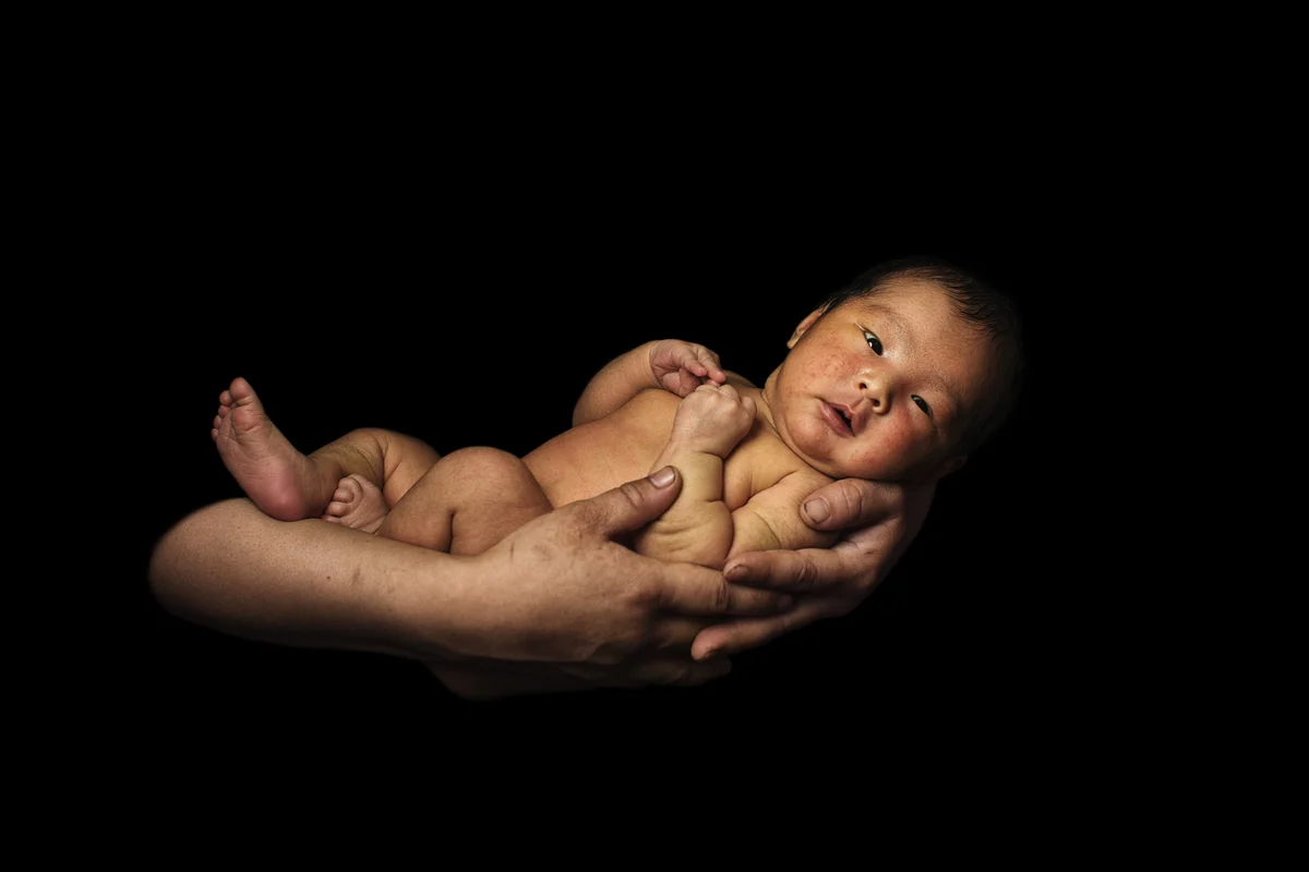 Baby in Arm von Eltern