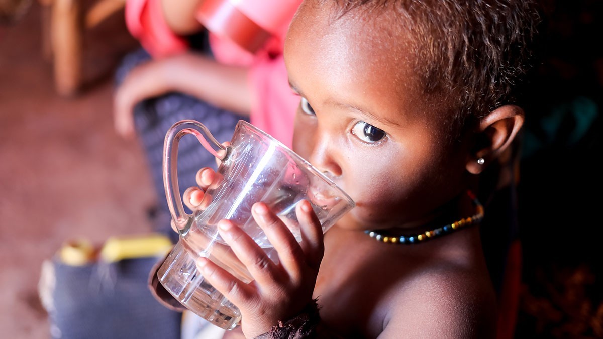Kind trinkt Wasser in Somalia