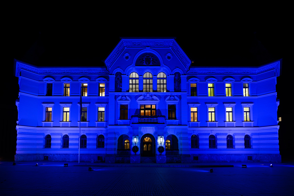 Das Regierungsgebäude in Vaduz in blauem Licht erläuchted.
