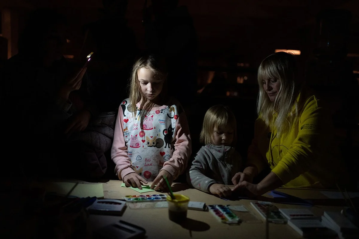 Inmitten von Stromausfällen und Angriffen auf die Stadt spielen Kinder in einem von UNICEF eingerichteten Spilno-Zentrum in einer U-Bahn-Station in Charkiw.