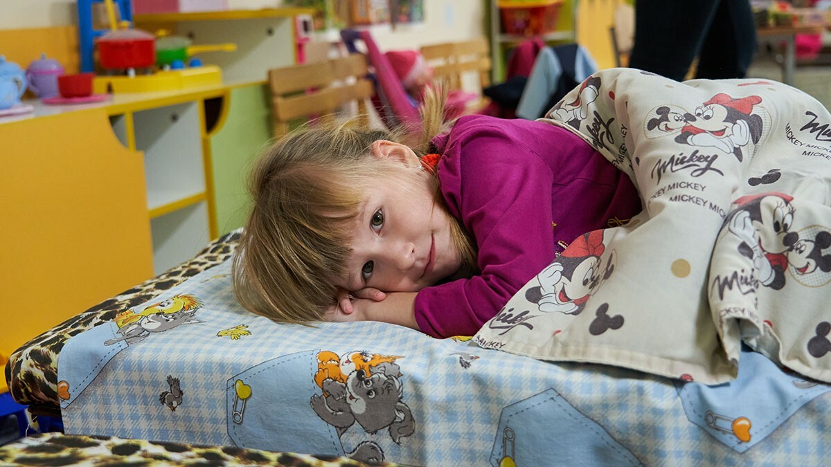 Maedchen Mittagsschlaf Schutzraum Ukraine