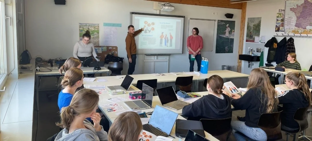 Kinder in einem Klassenzimmer lernen über Kinderrechte