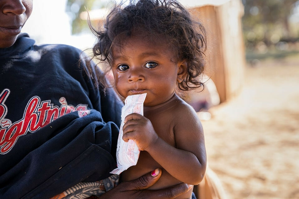 Ein kleines Mädchen in Madagaskar erhält therapeutische Nahrung.