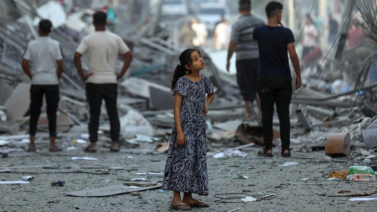Mädchen steht zwischen Trümmern.