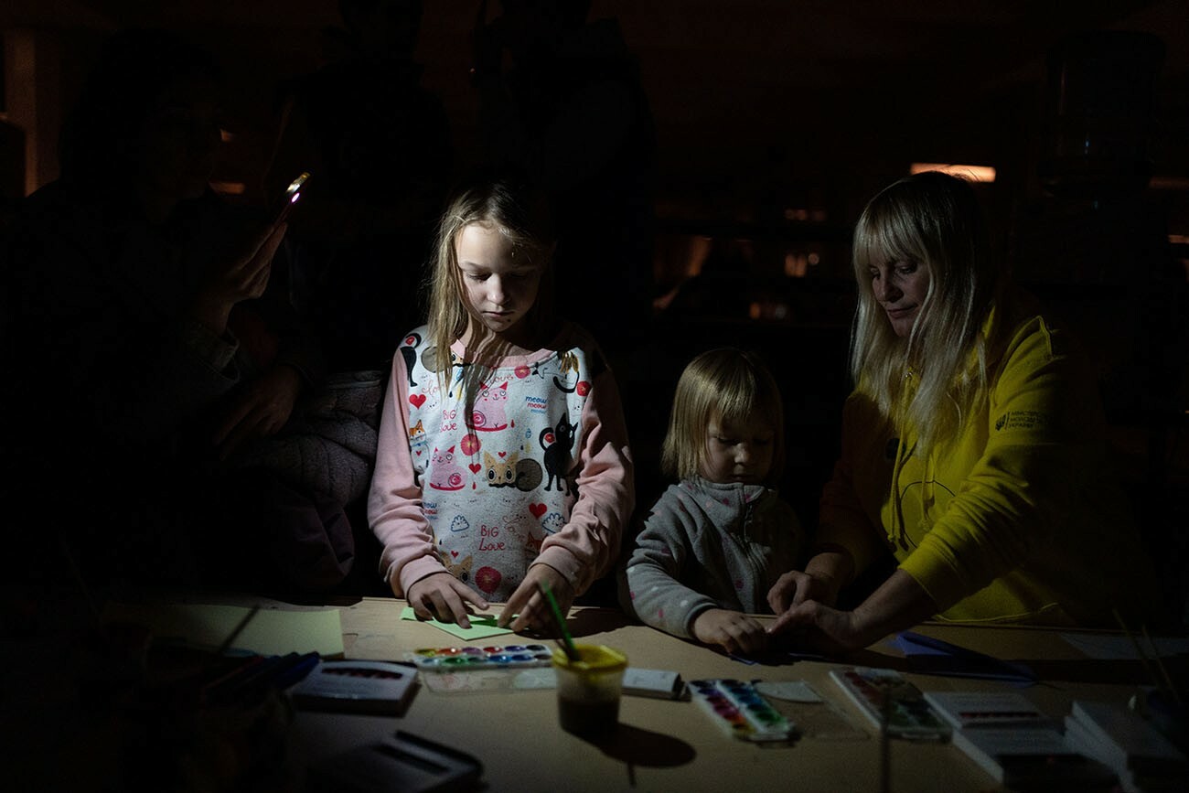 Inmitten von Stromausfällen und Angriffen auf die Stadt spielen Kinder in einem von UNICEF eingerichteten Spilno-Zentrum in einer U-Bahn-Station in Charkiw.