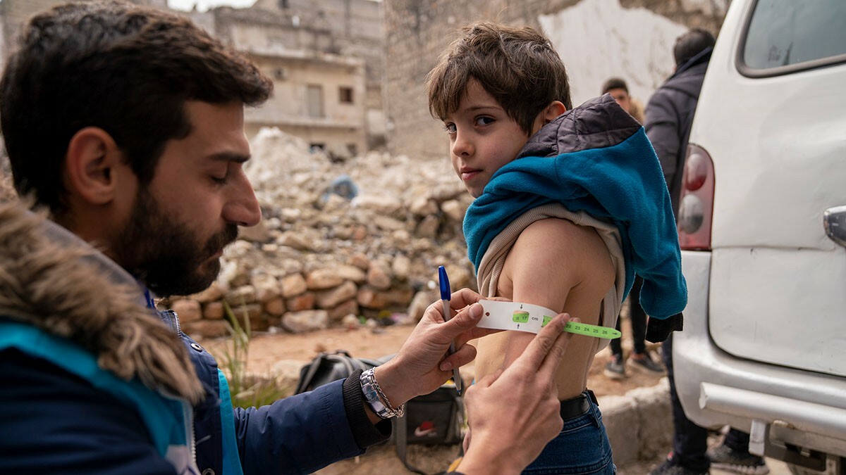 Erdbeben Syrien Gesundheitshelfer misst Arm von Bub
