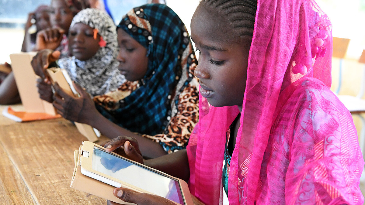 Schüler lernen mit Tablets in einer Schule in Niamey.