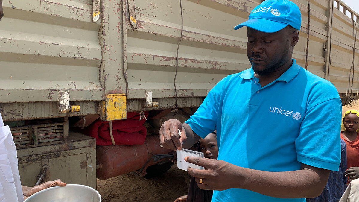  Rodolphe Houlsonron, chargé WASH de l’UNICEF, se trouve à Koufroun à la frontière entre le Tchad et le Soudan. Il y aide les réfugié·e·s qui ont fui les conflits.
