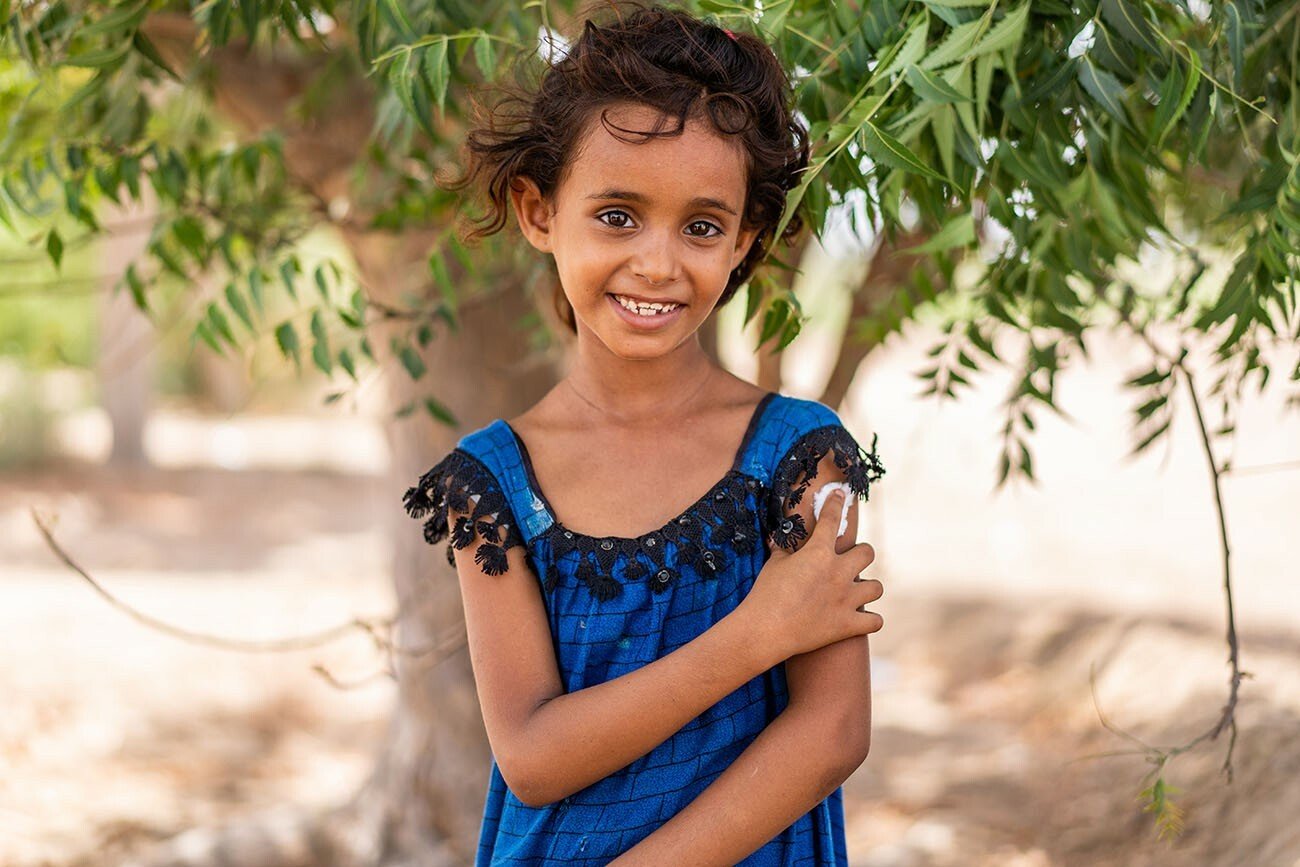 Im Gouvernement Aden, Jemen, hält die 7-jährige Hind Ali Nasser ihren Arm, nachdem sie geimpft wurde.