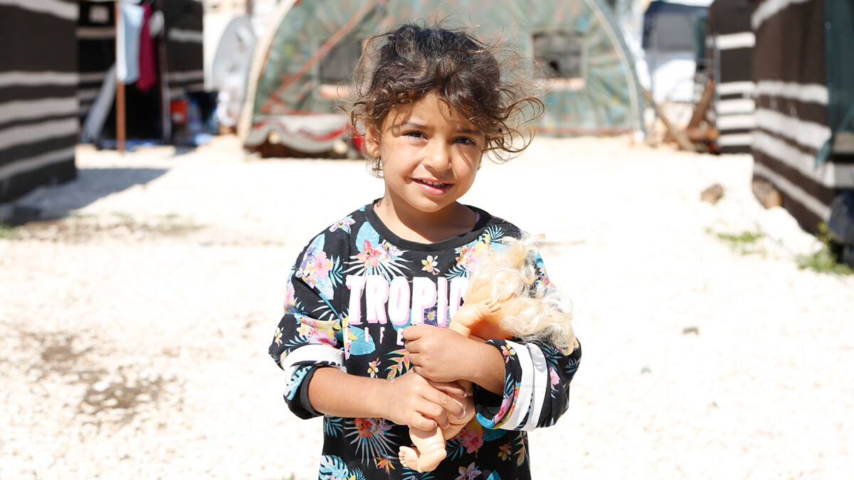 Ein kleines Mädchen hält sein Spielzeug in einer Notunterkunft in Hatay, Türkei, nach zwei verheerenden Erdbeben Anfang Februar 2023.