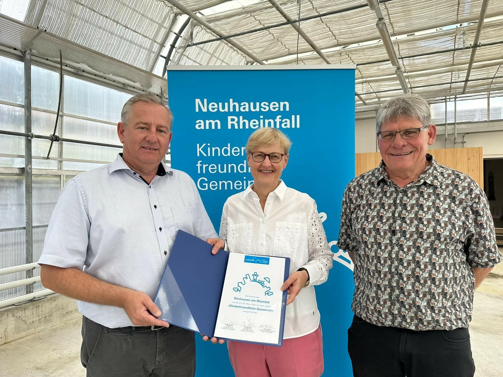 Die beiden Neuhausener Gemeinderäte Andreas Neuenschwander und Ruedi Meier (v.l.n.r.) mit Susy Schär, Delegierte von UNICEF Schweiz und Liechtenstein