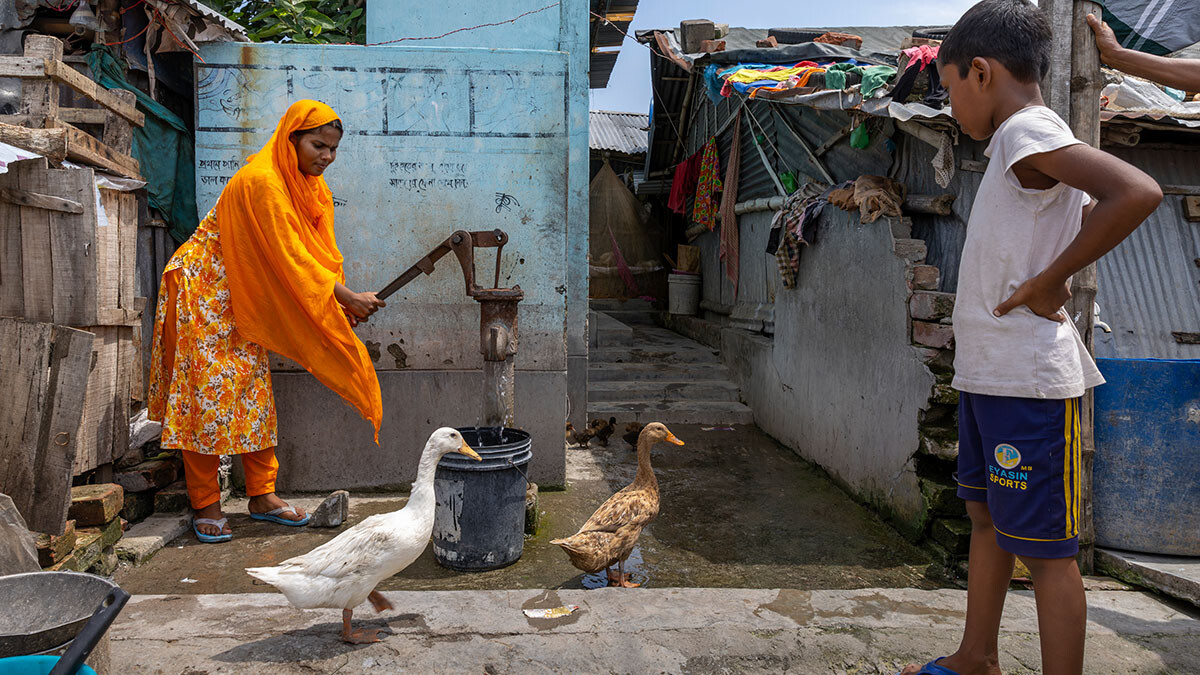 In Bangladesch versammeln sich Dorfbewohner um eine von UNICEF bereitgestellte Wasserpumpe.