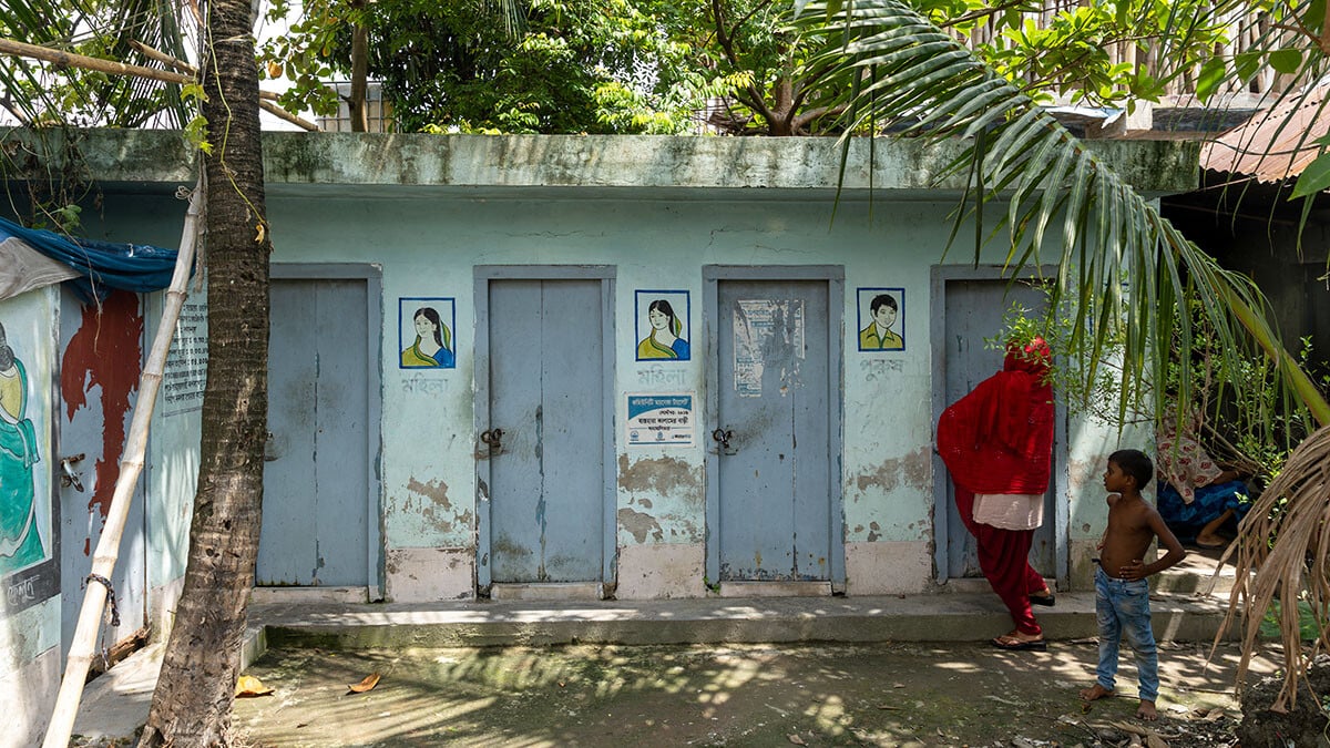 UNICEF hat in Bangladesch neue Toiletten erhöht, damit sie bei starkem Regen nicht sofort überlaufen.