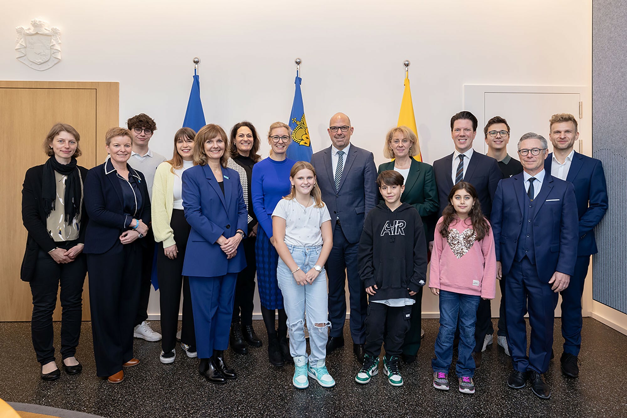 Die Regierungsmitglieder mit den jungen Liechtensteinerinnen und Liechtensteiner sowie den Verantwortlichen von UNICEF Schweiz und Liechtenstein.