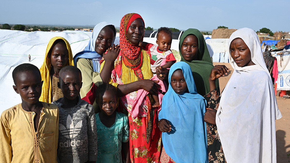 Eine Mutter sucht Schutz in einer Notunterkunft für Flüchtlinge im Chad.