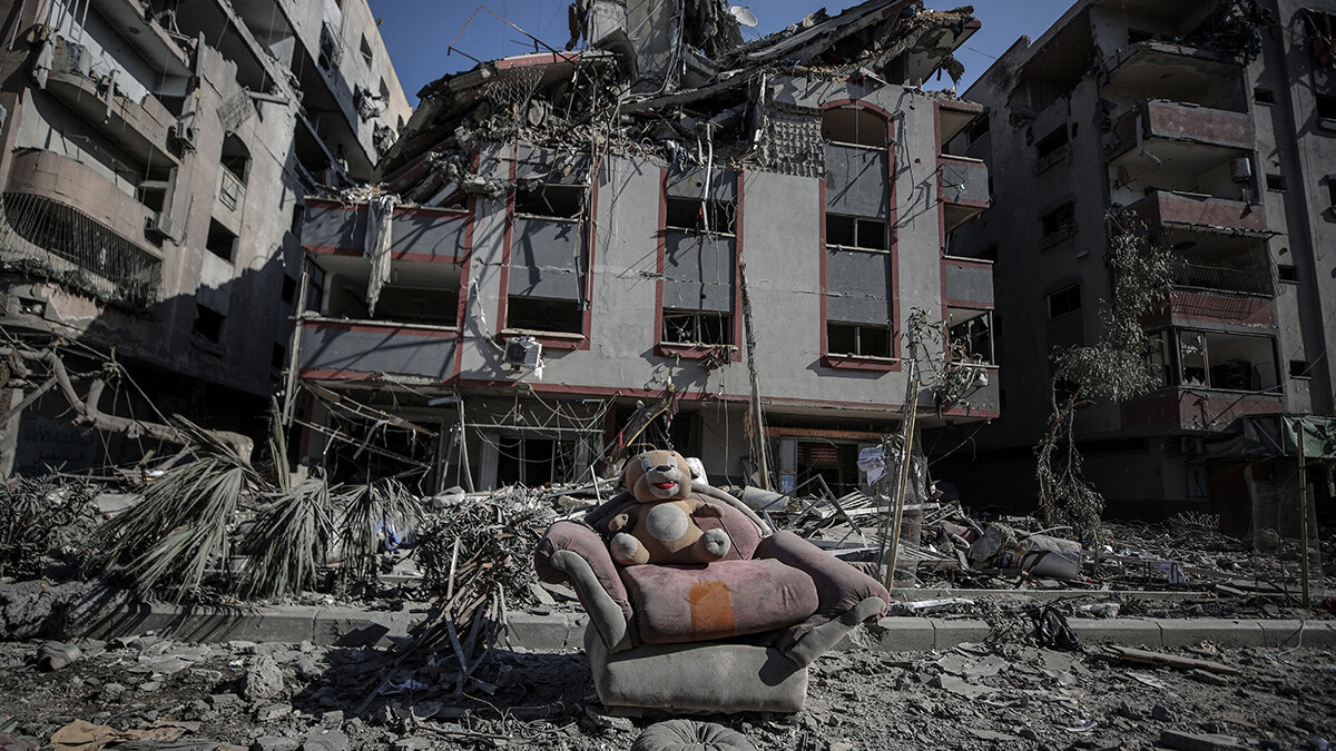 Ein Kuschelntier inmitteln von Trümmern im Gazastreifen