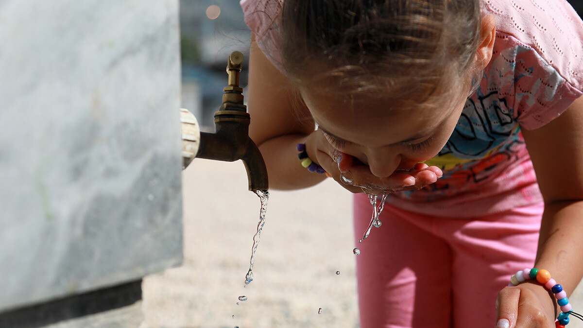 Ein Mädchen trinkt sauberes Wasser.