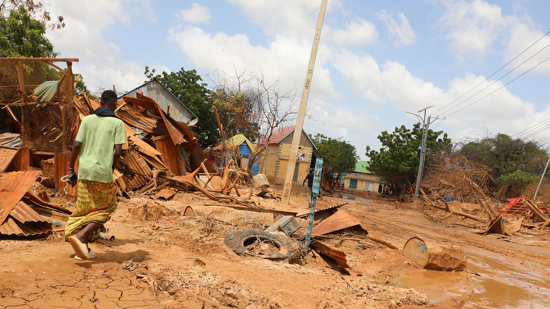 In Somalia steht ein Mann vor den Überresten seines Zuhauses, dass von starken Überschwemmungen zerstört wurde.
