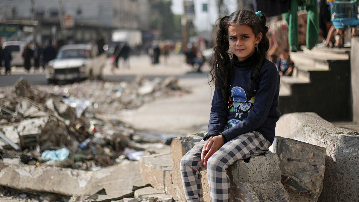 Ein 11-jähriges palästinensisches Mädchen sitzt auf den Trümmern eines Hauses. 