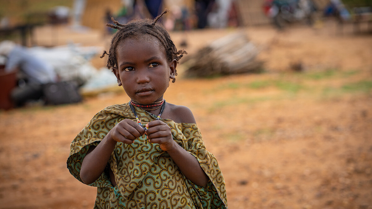 Ein junges Mädchen aus Mali wurde in einem Flüchtlingscamp fotografiert.