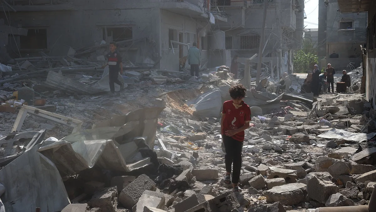 Bub in Trümmern von Gaza