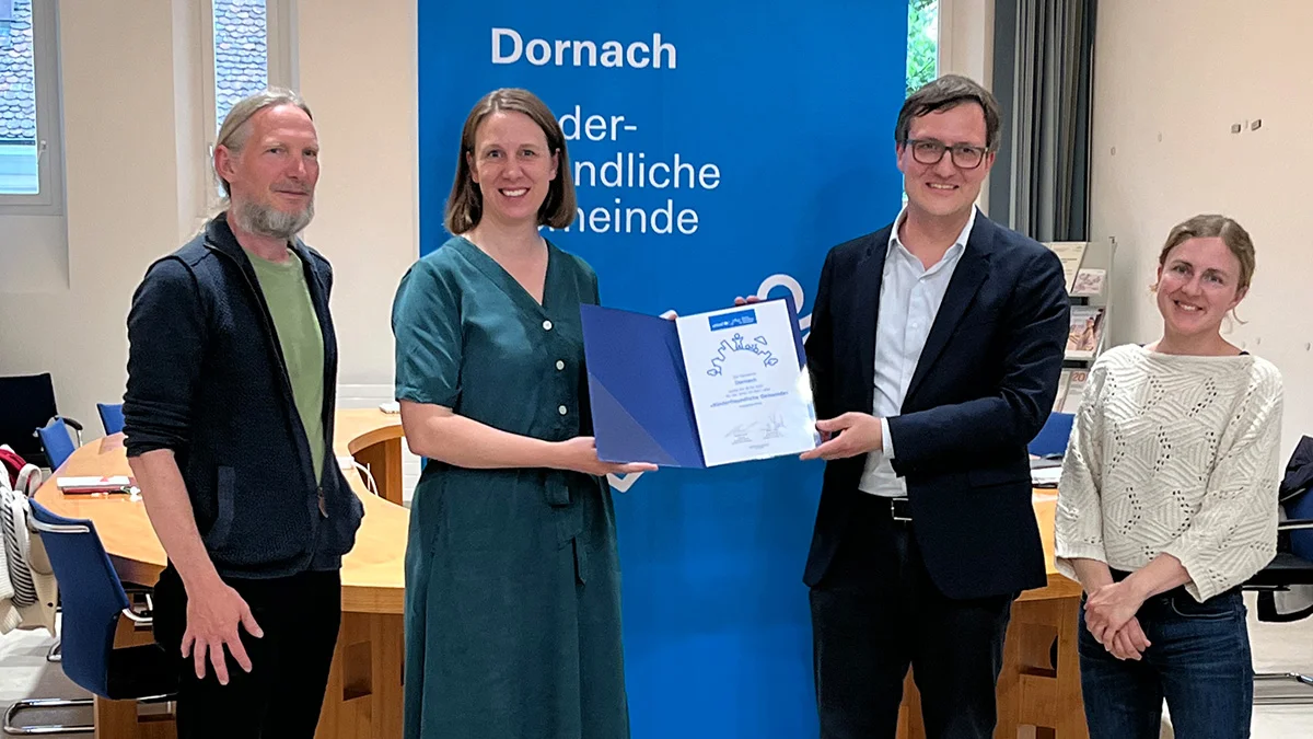 Mehrere Menschen lächeln in die Kamera.