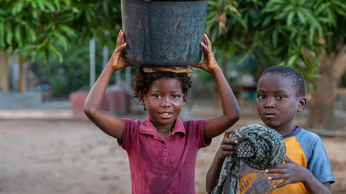 Gisela, 8, und Marco Josue, 9 holen sauberes Wasser