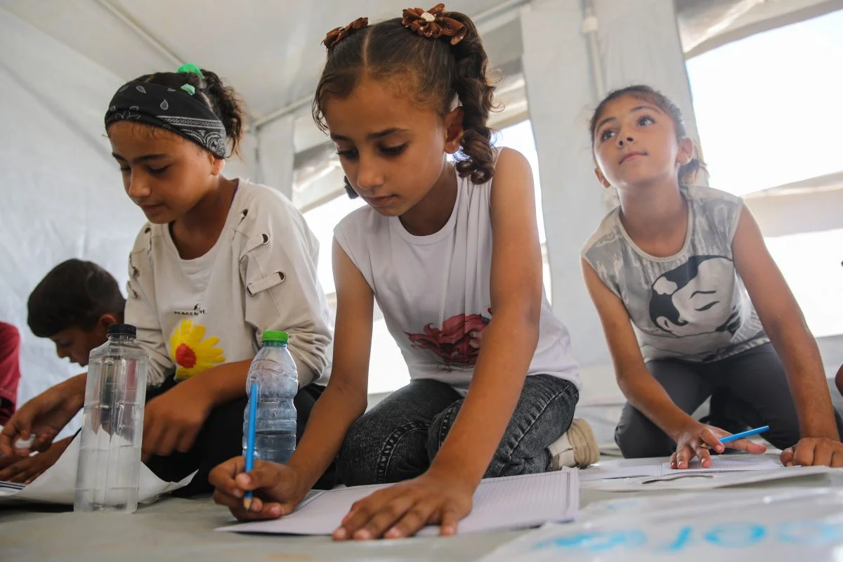 Kinder in einer provisorischen Schule