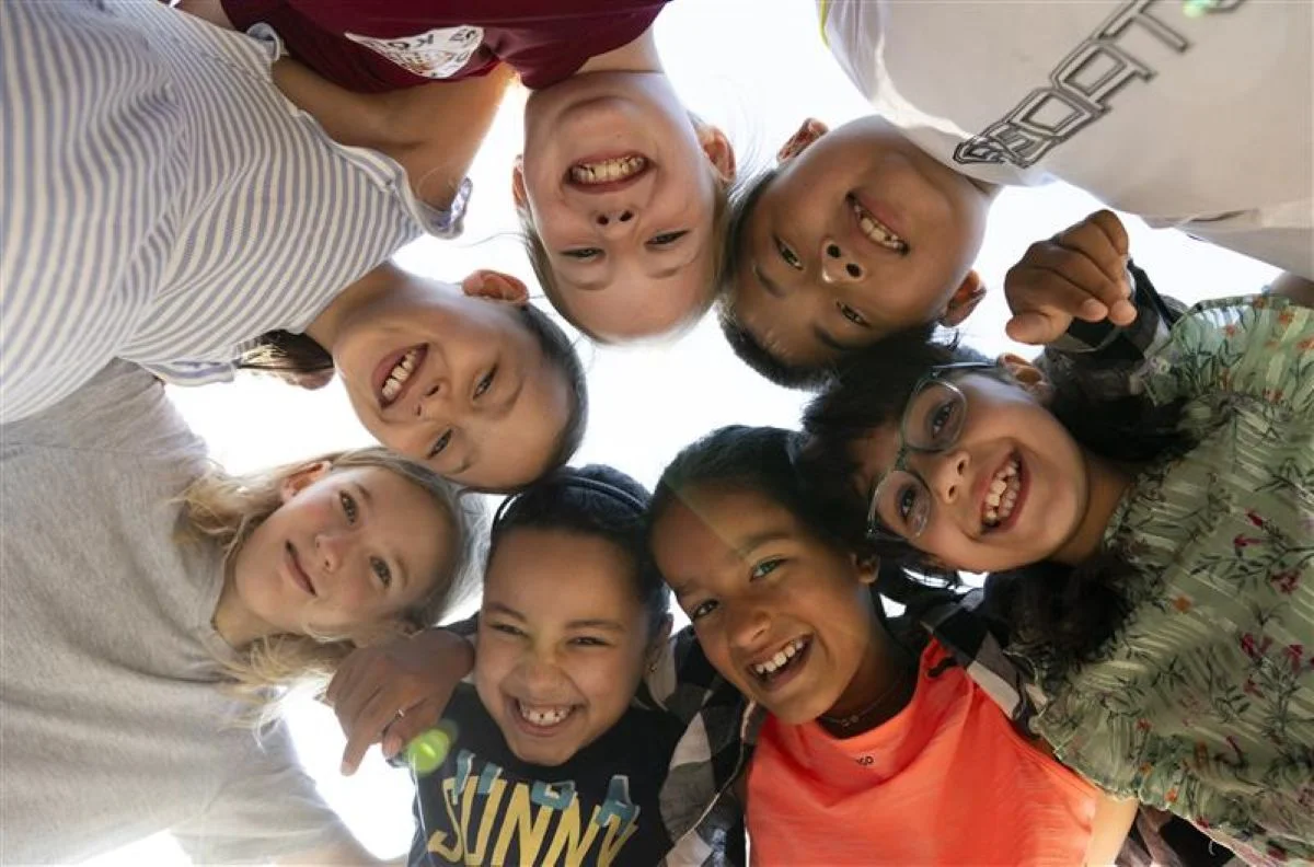 Mehrere Kinder schauen in die Kamera
