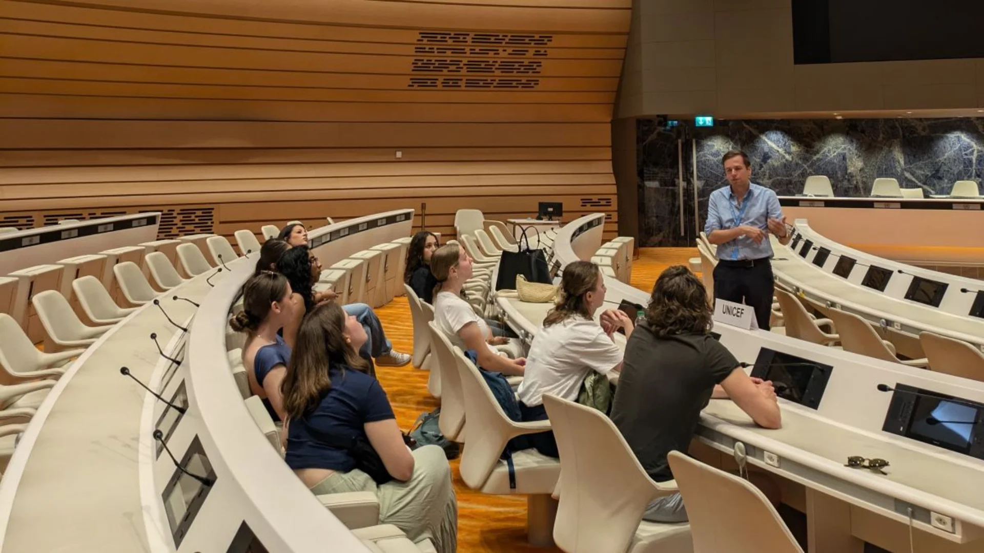 UNICEF Mitarbeiter:innen im Palais des Nations