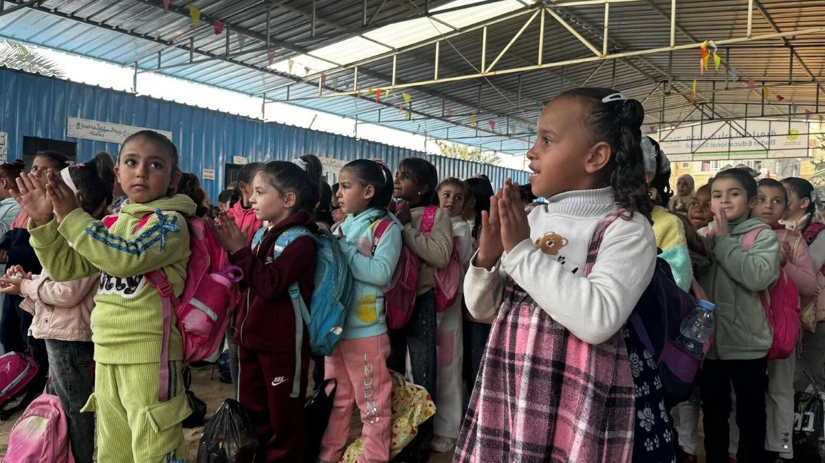 Kinder in einer provisorischen Schule