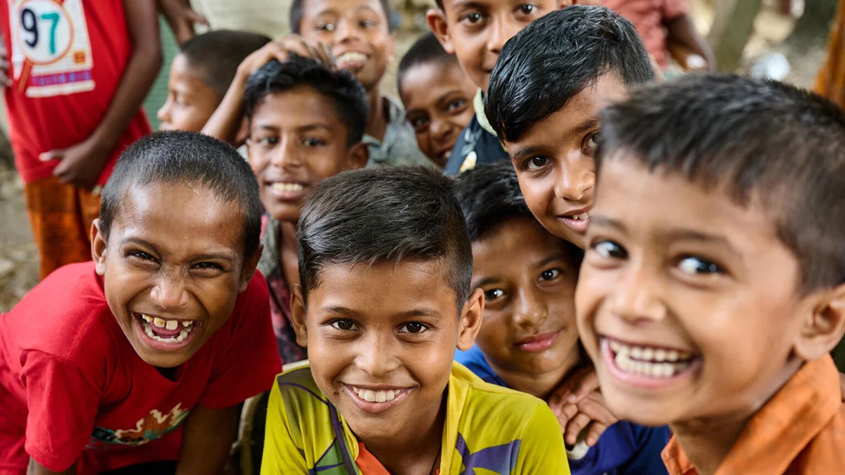 Eine Gruppe von Buben lächelt in die Kamera.