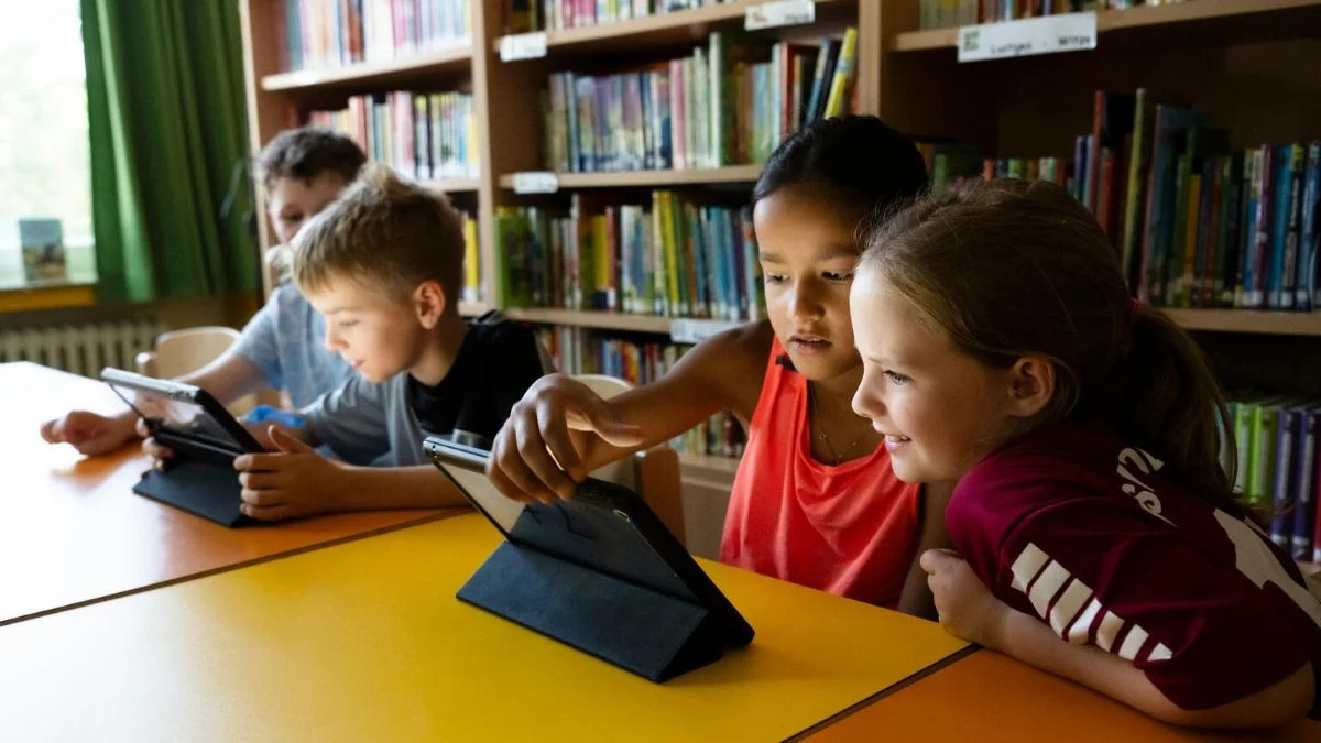 Kinder bedienen ein Tablet