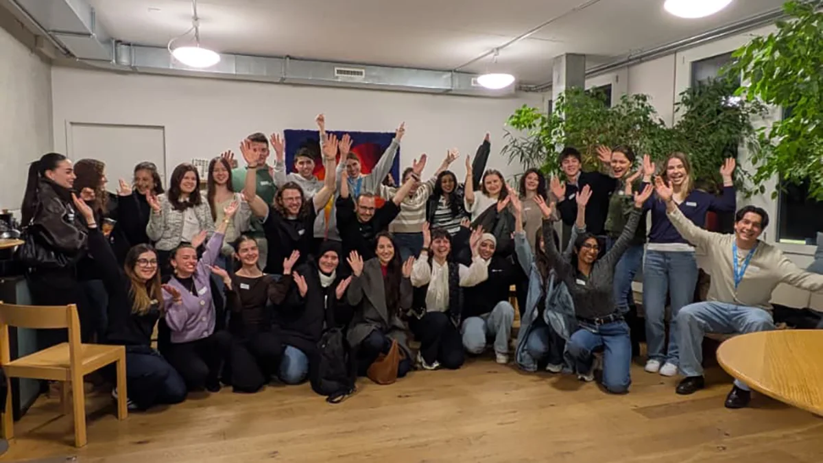 Gruppenfoto der Teilnehmenden des UNICEF youth «Get-Together» im UNICEF-Büro in Zürich.