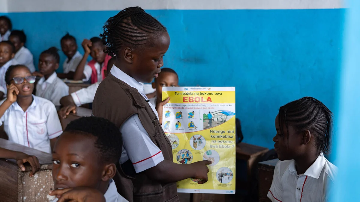 Keralie, 12 anni, è una giovane reporter a Mbandaka, nella provincia dell’Équateur. Dopo l’annuncio di una nuova epidemia di Ebola, sensibilizza gli alunni della sua scuola primaria sulle misure di prevenzione da adottare.