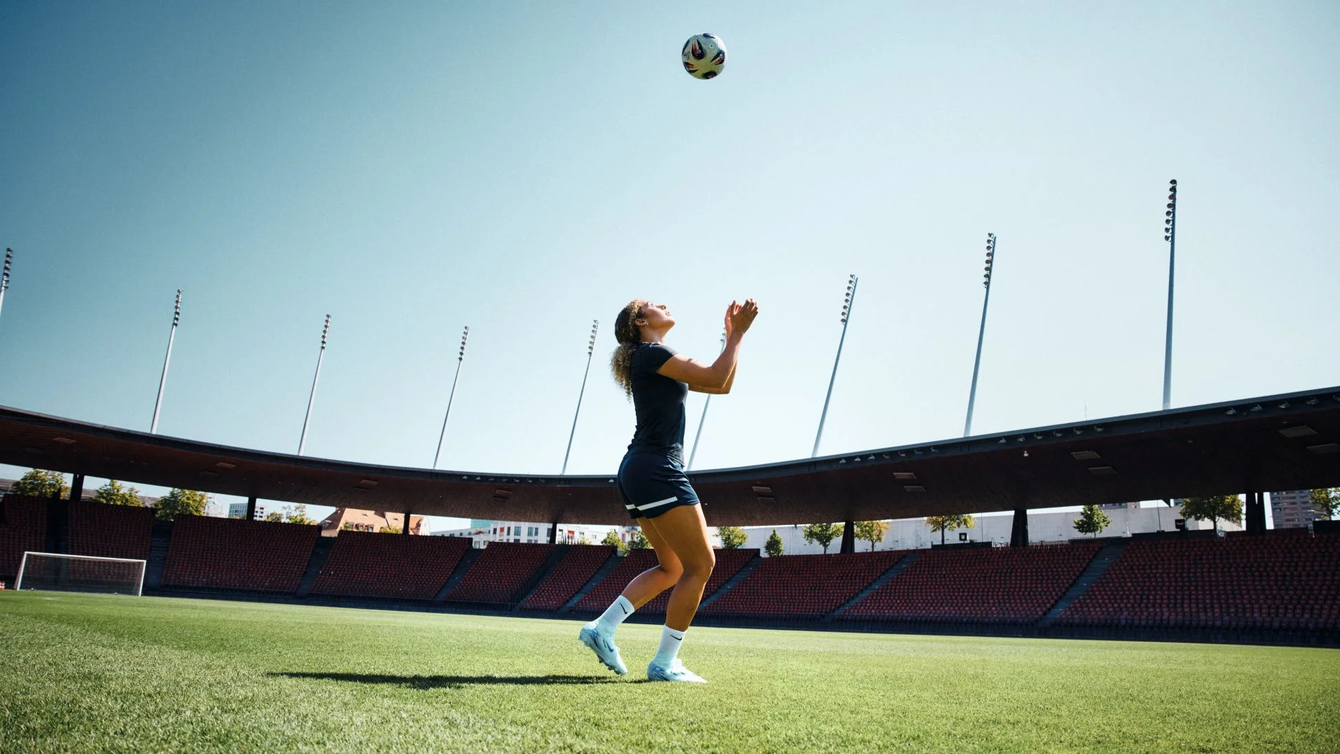 Alayah Pilgrim mit Fussball