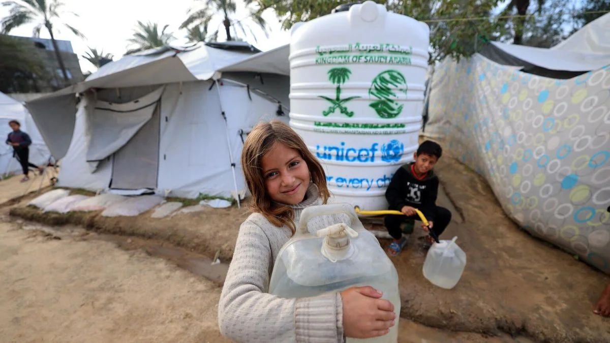 Fatima (12) vor dem Wassertank